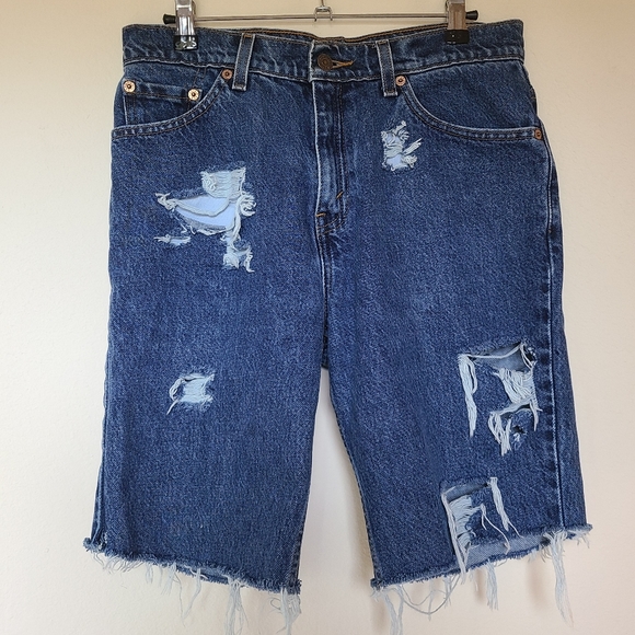 ☆Levi mid thigh distressed shorts☆ - Picture 3 of 16